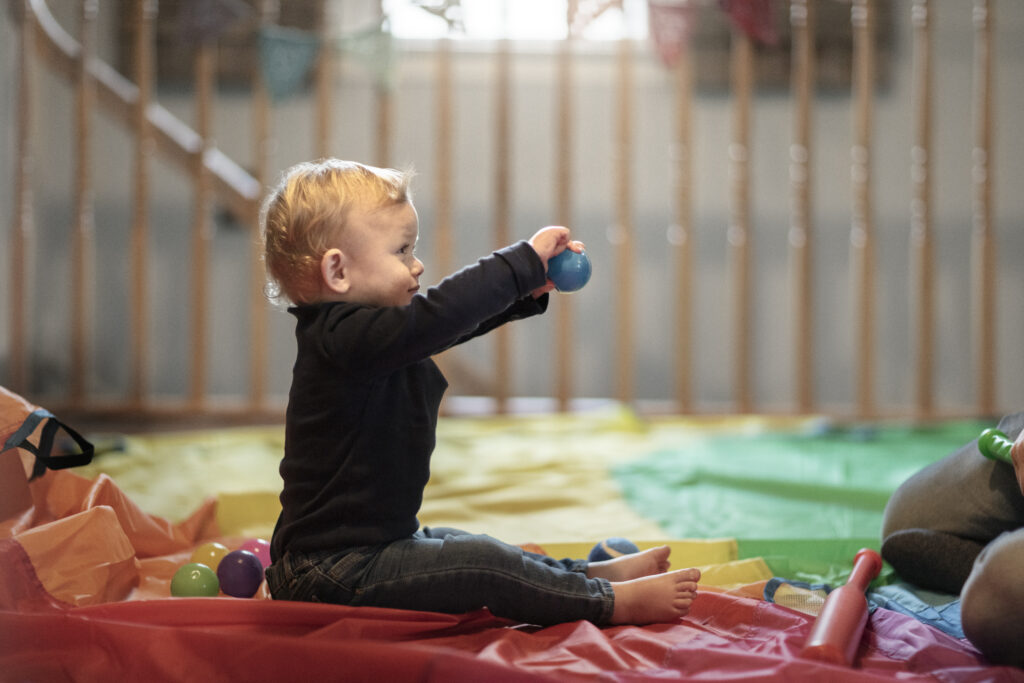 Bebê brincando na fisioterapia pediátrica